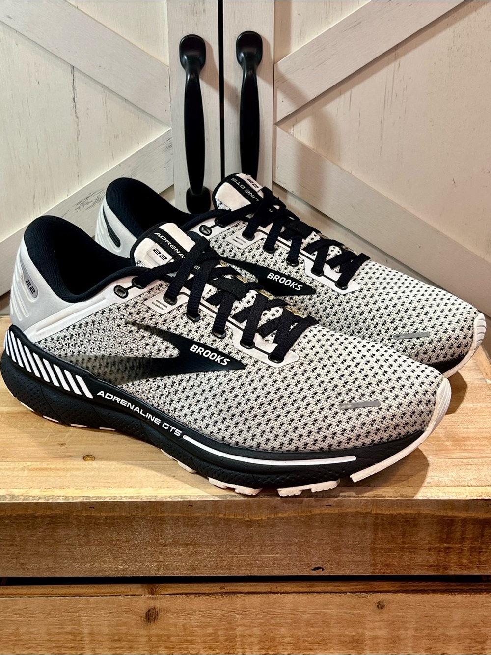 Brooks Adrenaline GTS 22 Women’s 9.5 Running Shoes White/Grey/Black 1203531B135